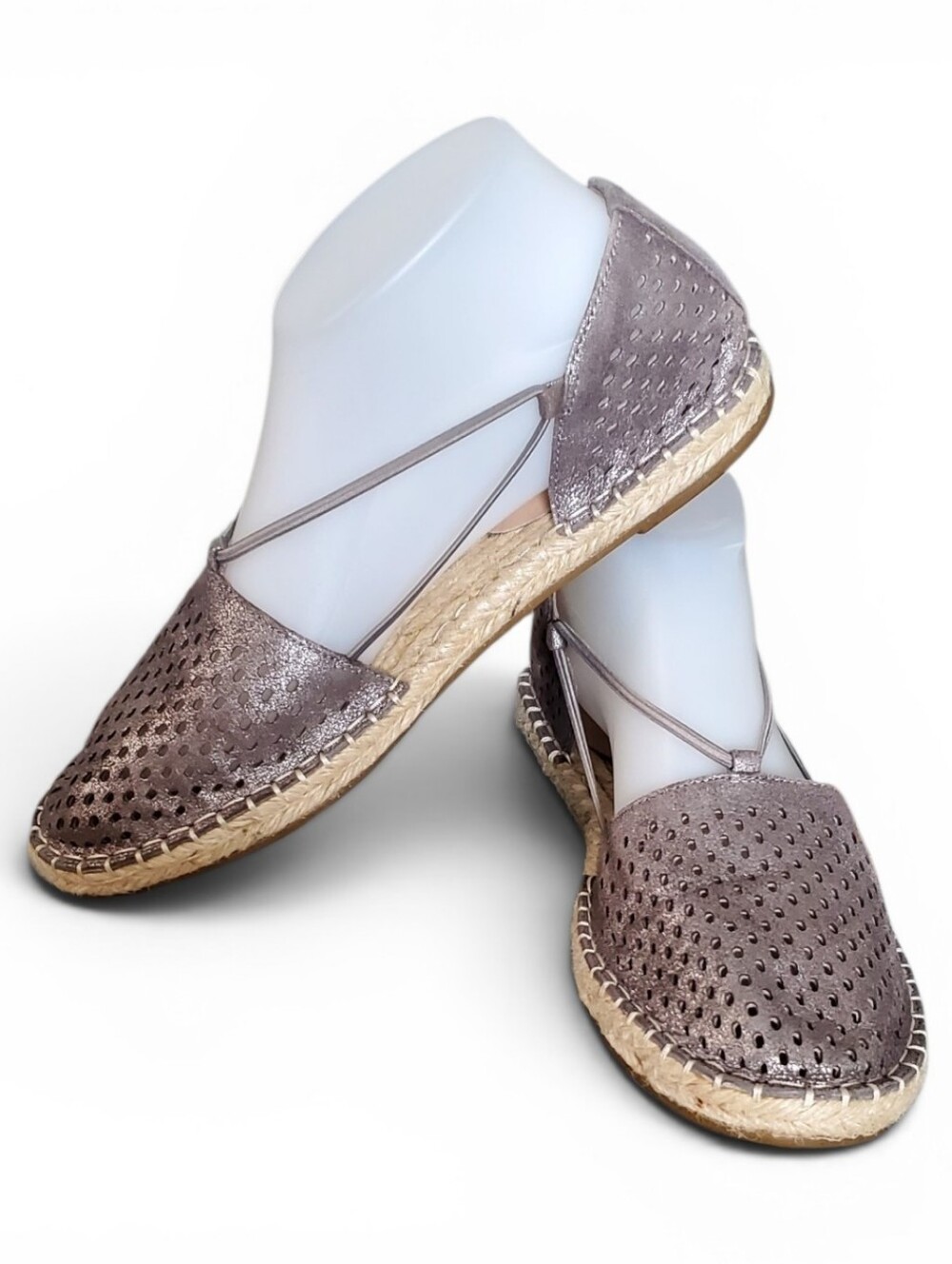 Eileen Fisher Metallic Gray Perforated Espadrille Sandal. Size 8.
